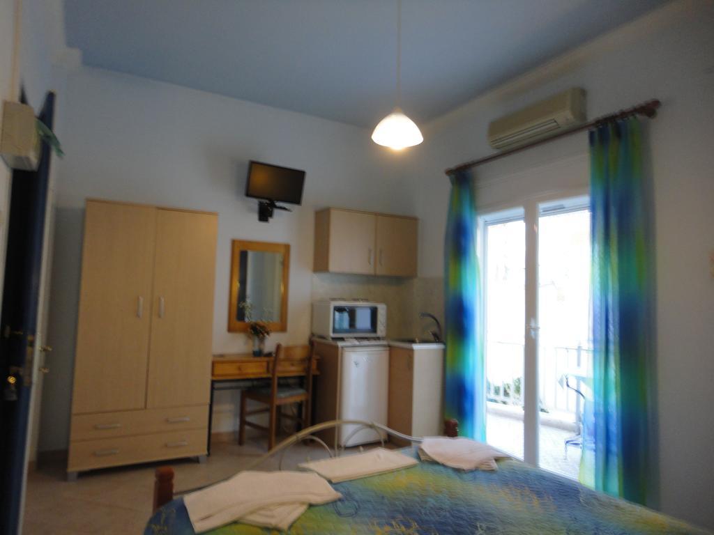 Apergis Rooms Ermoupoli Esterno foto
