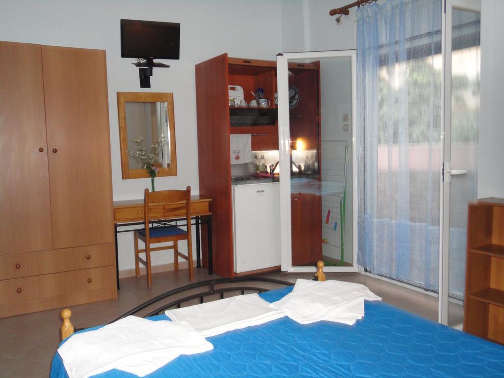 Apergis Rooms Ermoupoli Esterno foto
