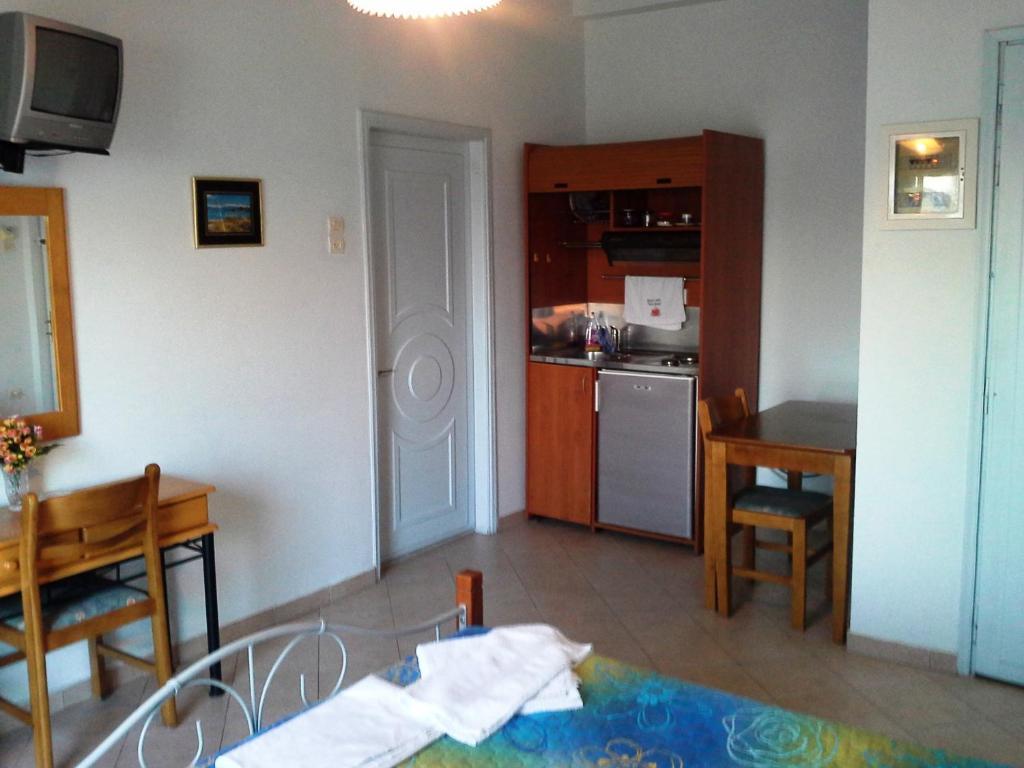 Apergis Rooms Ermoupoli Esterno foto