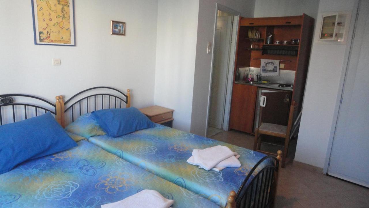 Apergis Rooms Ermoupoli Esterno foto